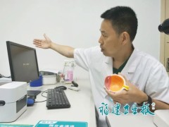 2岁娃近视300度只因长辈常用手机哄 过早接触屏幕危害大
