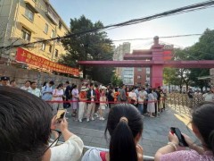 上海部分考生的高考已提前结束 一日考完迎鲜花