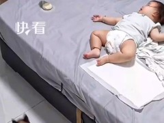 猫咪起跳发现床上有宝宝迅速转向,空中急转化身温柔小卫士