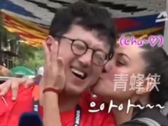 韩国男记者被墨西哥女球迷搂住强吻，世界杯赛场外的意外互动！