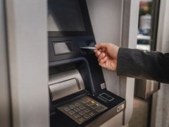财务给自己多发了780万元工资 职务侵占案曝光