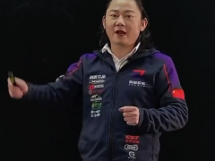 张雪死磕发动机名场面：两年不剪头发死磕发动机